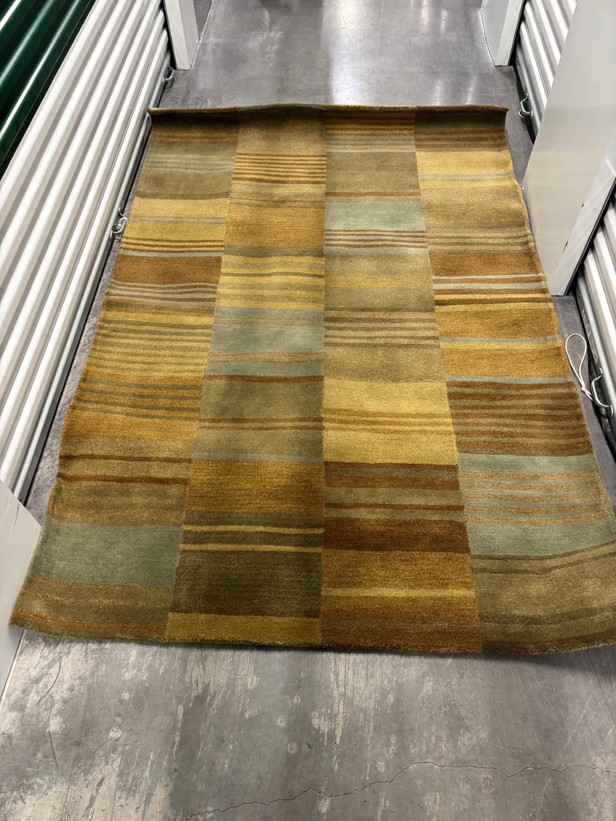 5 x 8 wool  rug . Earthly tone $50