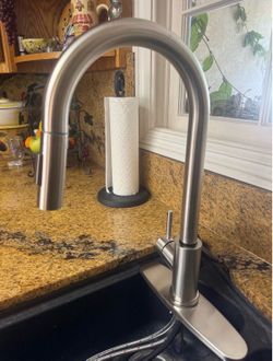 Glacier Bay Single-Handle Pull-Down Sprayer Kitchen Faucet.