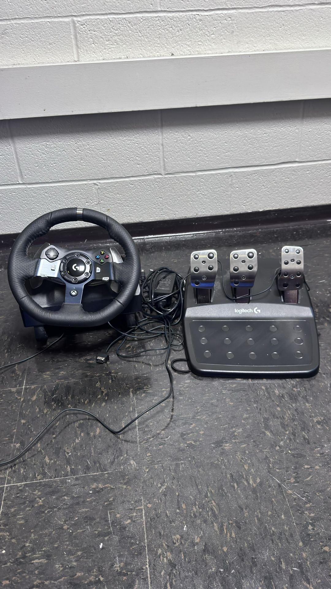 Logitech G920 Racing Wheel + Pedals — Like New (Barley Used) — Xbox / PC Compatible