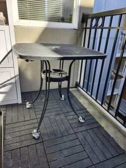 Deck Table And 2 Chairs free just come pick up