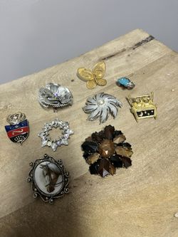 Vintage 80s Brooch Set