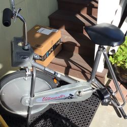 This Exercise bicycle, good condition with a caliper tension control that means to make it harder or easier to pedal silver. Is the color a sea Exerci