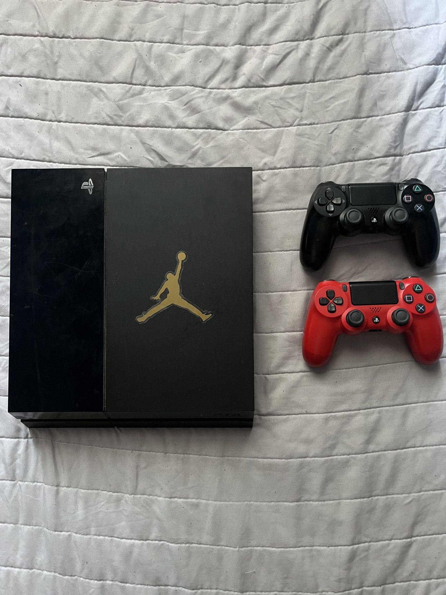 Ps4 (WITH 2 CONTROLLERS)