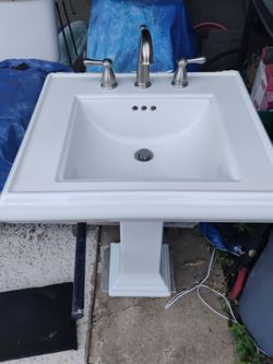 Pedestal sink