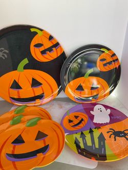 Set of Halloween-themed melamine plates set . Great four your Halloween party