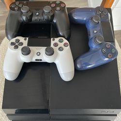 PS4 + Controllers 
