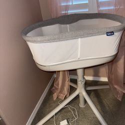 Halo Smart Bassinest Connected Swivel Bassinet