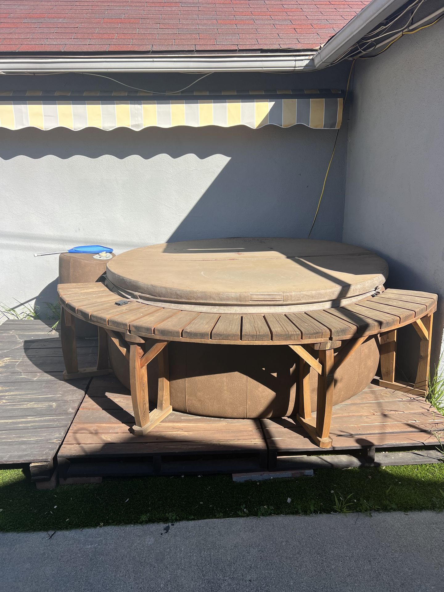 Softub Resort 300 in Mocha LeatherTex and quarter shelt