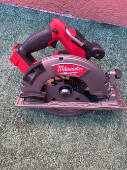Milwaukee M18 FUEL 18V Lithium-Ion Brushless Cordless 7-1/4 in. Circular Saw (Tool-Only)