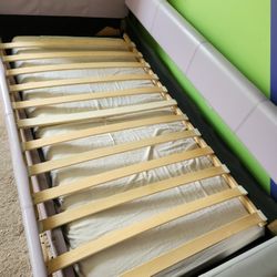 Twin Daybed with Trundle & Girl's Dresser, Mirror, Desk and Hutch