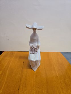Lladro Nun Sewing 5501 W/ Box