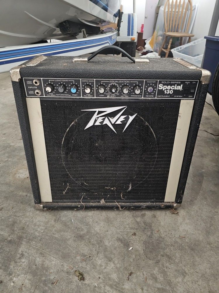 Used Peavey SPECIAL 130 Guitar Combo Amp
(Connection Cables not included)