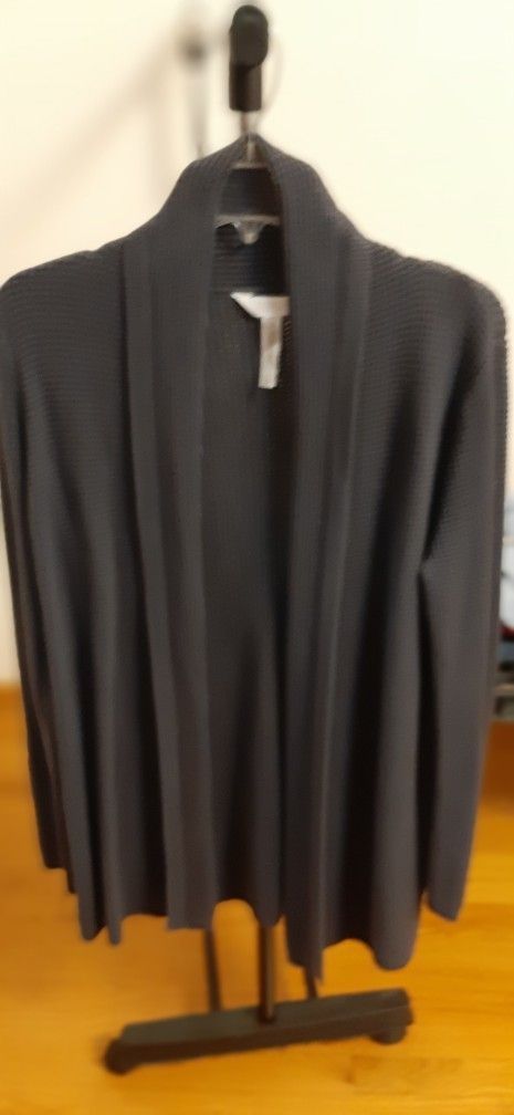 Grey Shawl style Cardigan.
Waffle design.
Size L