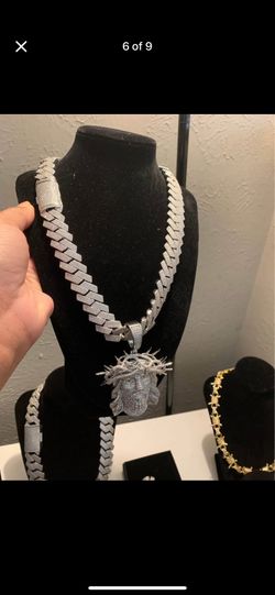 Iced out heavy solid 22in Cuban link chain with xl jesus pendant