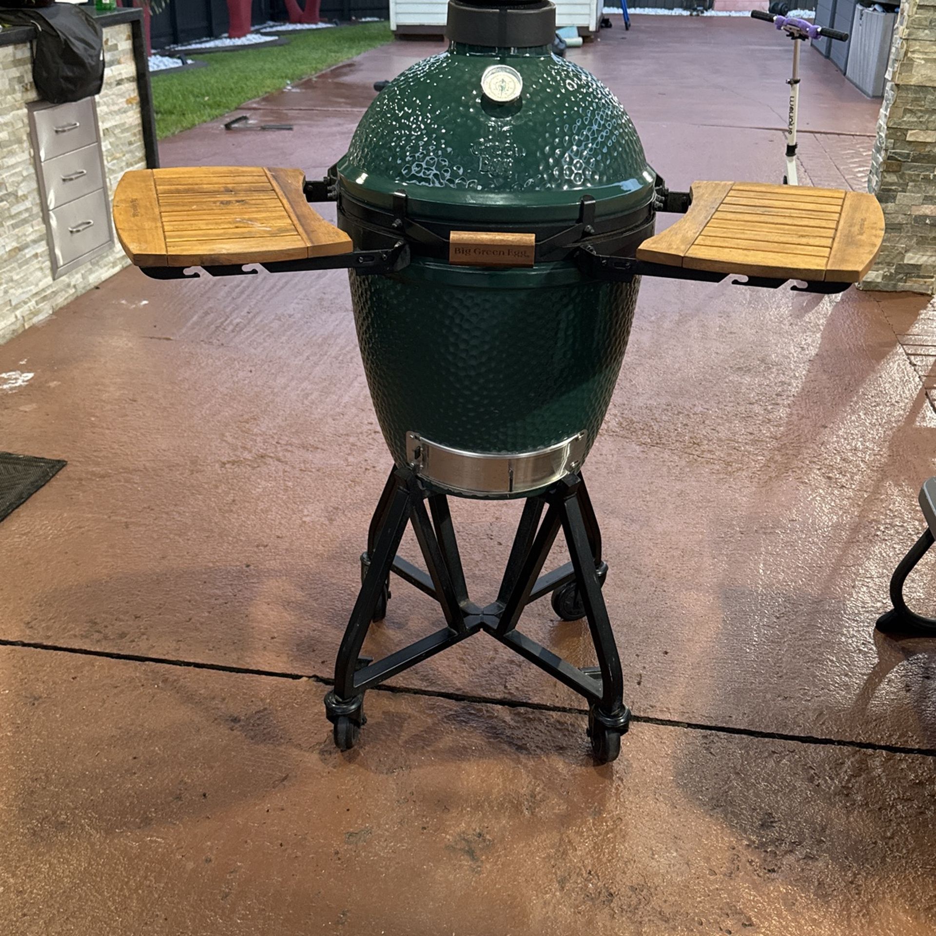 Medium Big Green Egg in an intEGGrated Nest+Handler with Mates Package