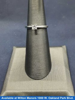 Women's Ring - Solitaire - White Gold 10k (.417) 1.7 grams Size 5