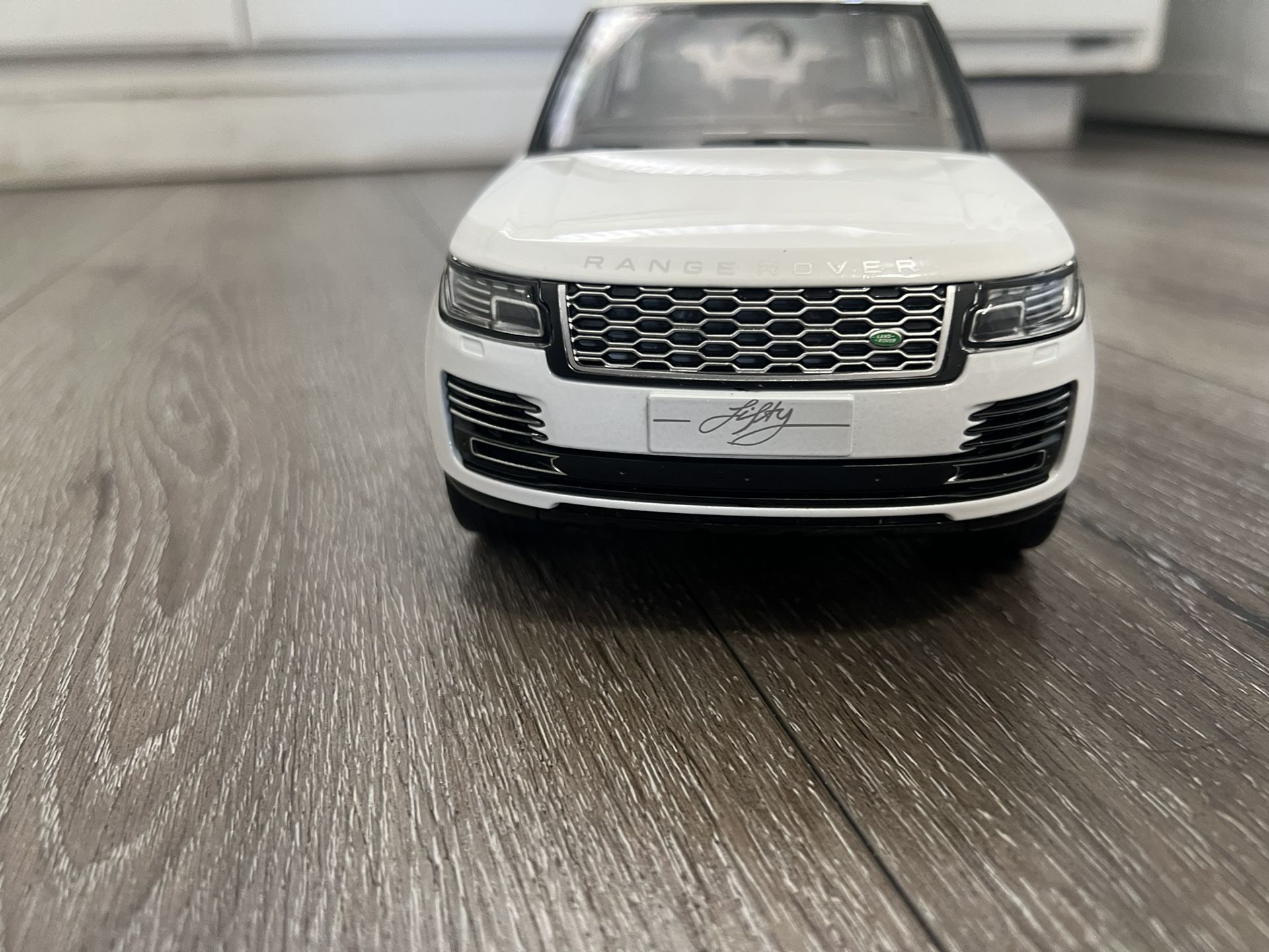 Diecast 1/18 Scale Range Rover With Working Headlights And Taillights