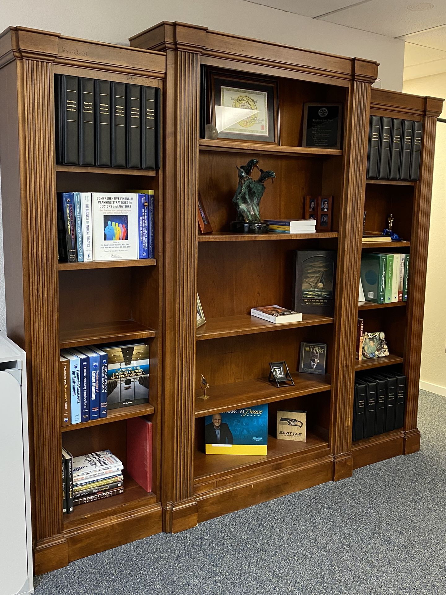 Bookshelves W/ Built In Lighting for Sale in WA OfferUp