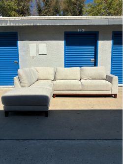 Living Spaces Sectional Couch 🛻Delivery Available🛻