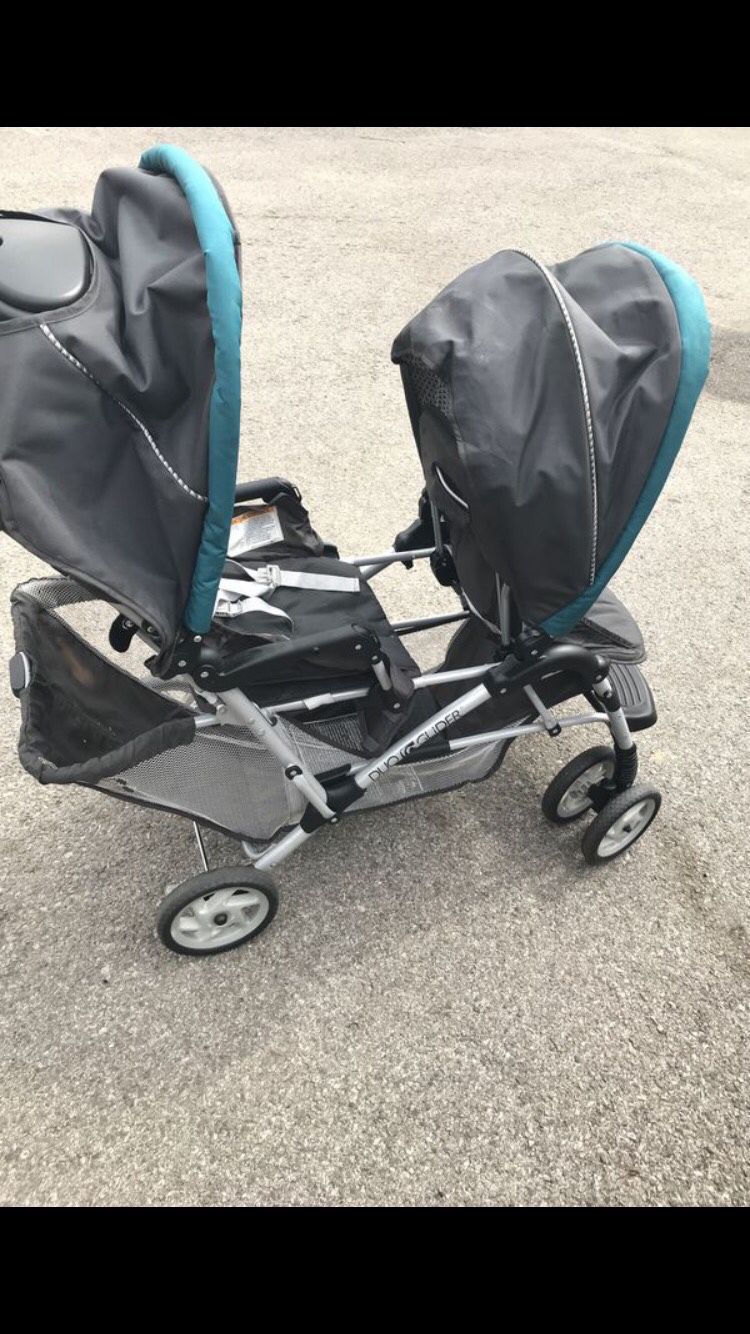 Double stroller ( IF NOT TRYING TO BUY TODAY PLEASE DO NOT CONTACT!! SERIOUS INQUIRIES ONLY!!!!)