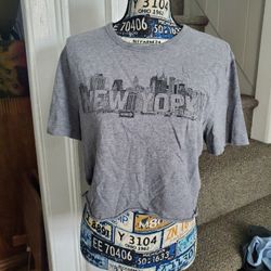BANNANA REPUBLIC~ NEW YORK CROPPED CUT-OFF T-SHIRT