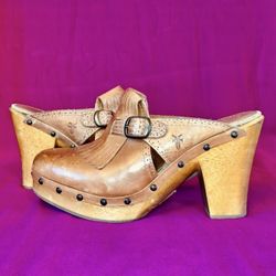 Frye Elle Kiltie Studded Clogs Size 8
