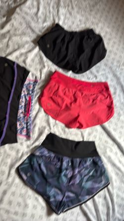 Lululemon sizes 4 $18 Each cada uno  is -as