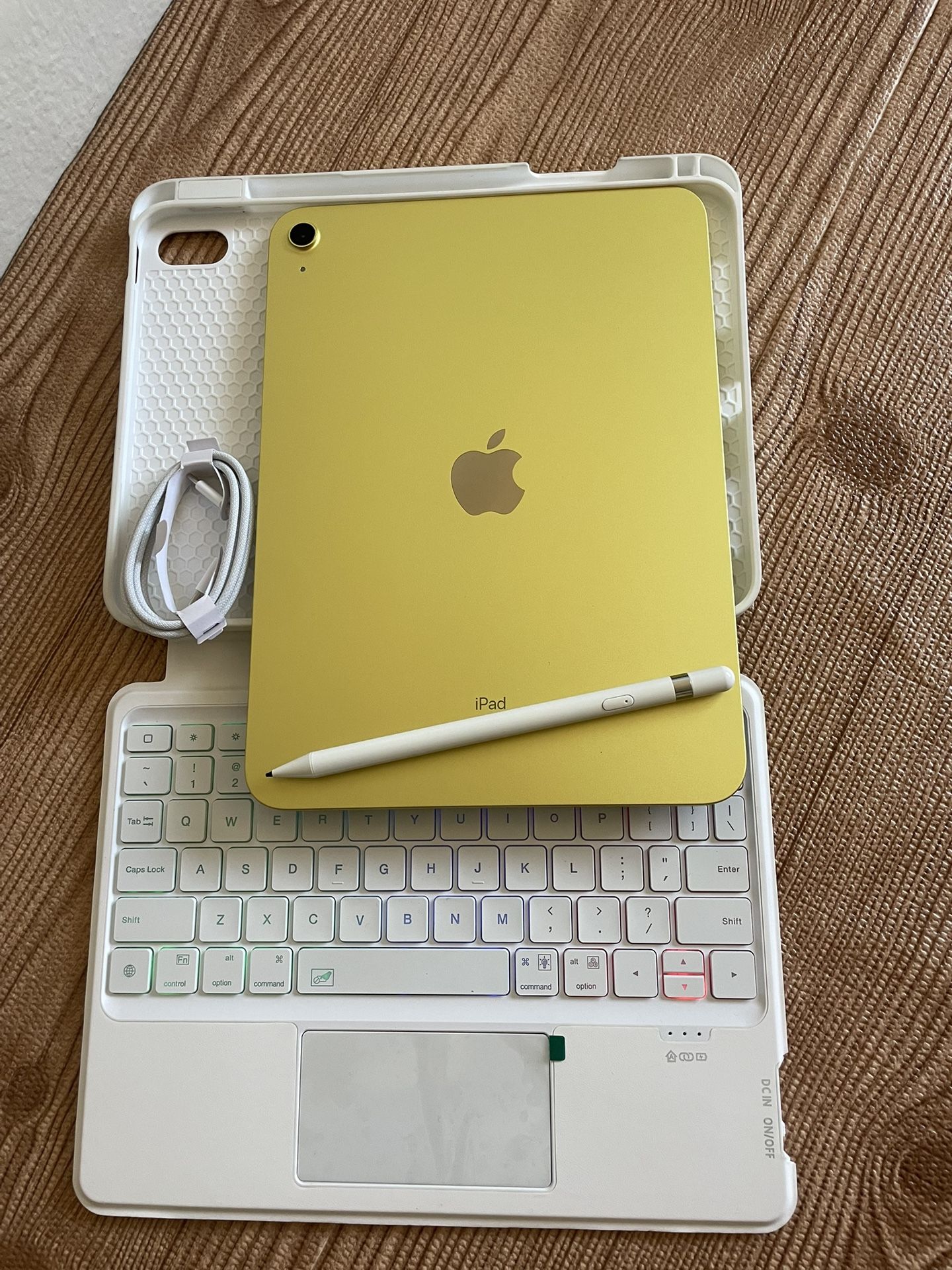 Apple iPad 10th Generation 256GB With Keyboard case and Pencil