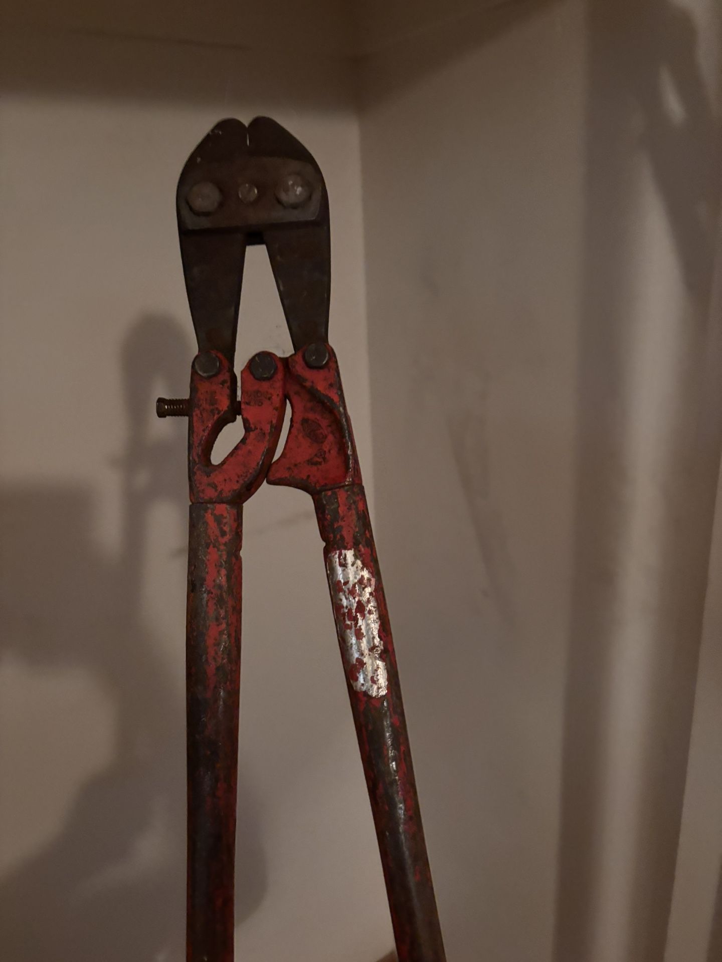 Large bolt cutters