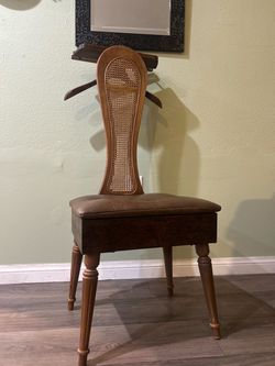 Vintage gentleman’s valet chair