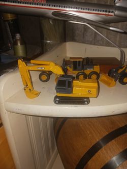 Die-cast JOHN DEERE SET OF CONSTRUCTION  VEHICLES..