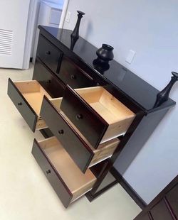 Nine drawers dresser