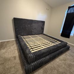 Gorgeous King bed new in box need gone usb charger