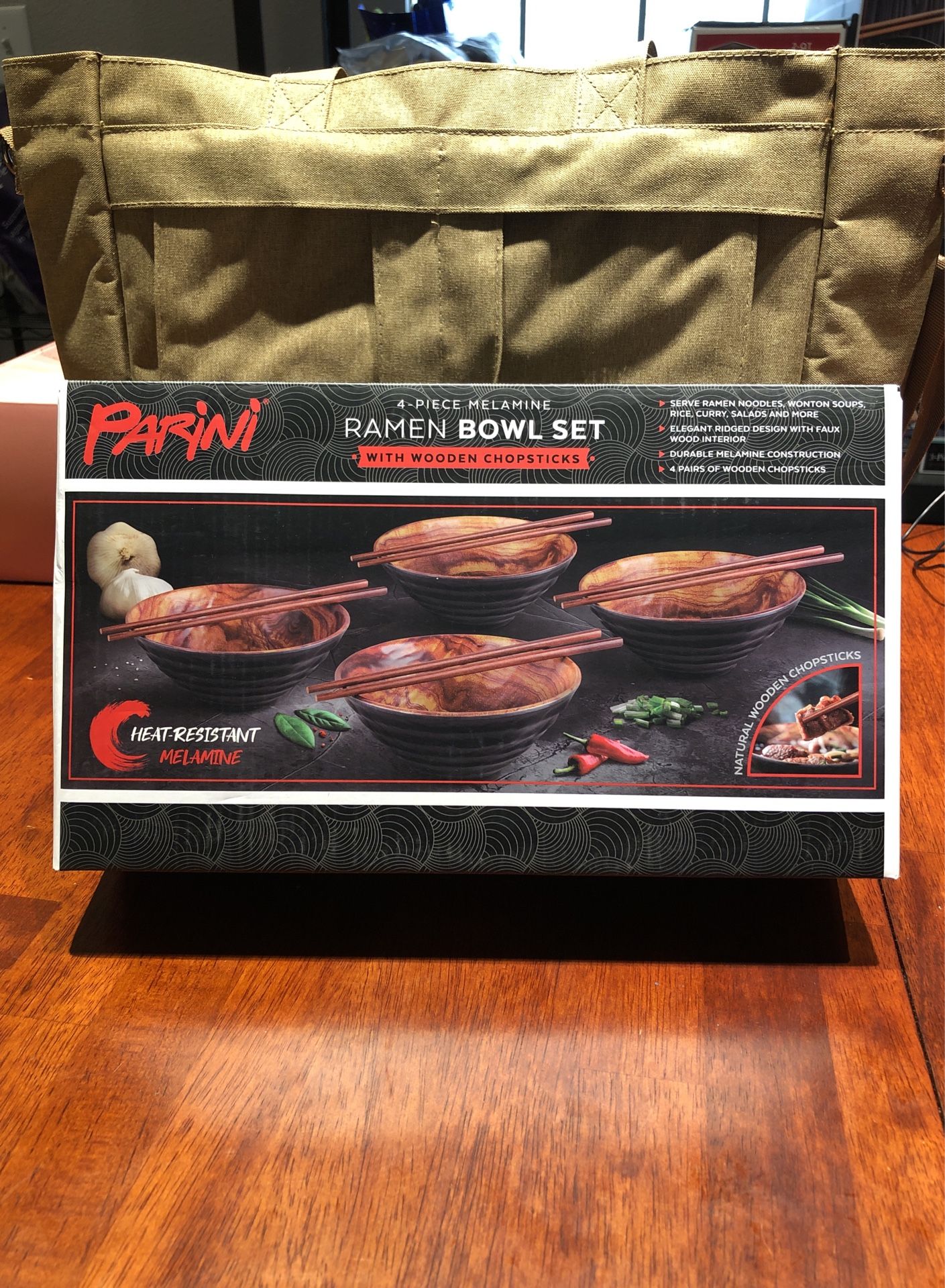 New four piece Ramen bowl set with wooden chopsticks new in box