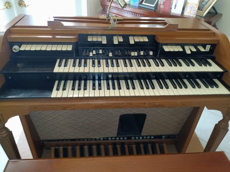 Vintage Hammond Electronic Organ