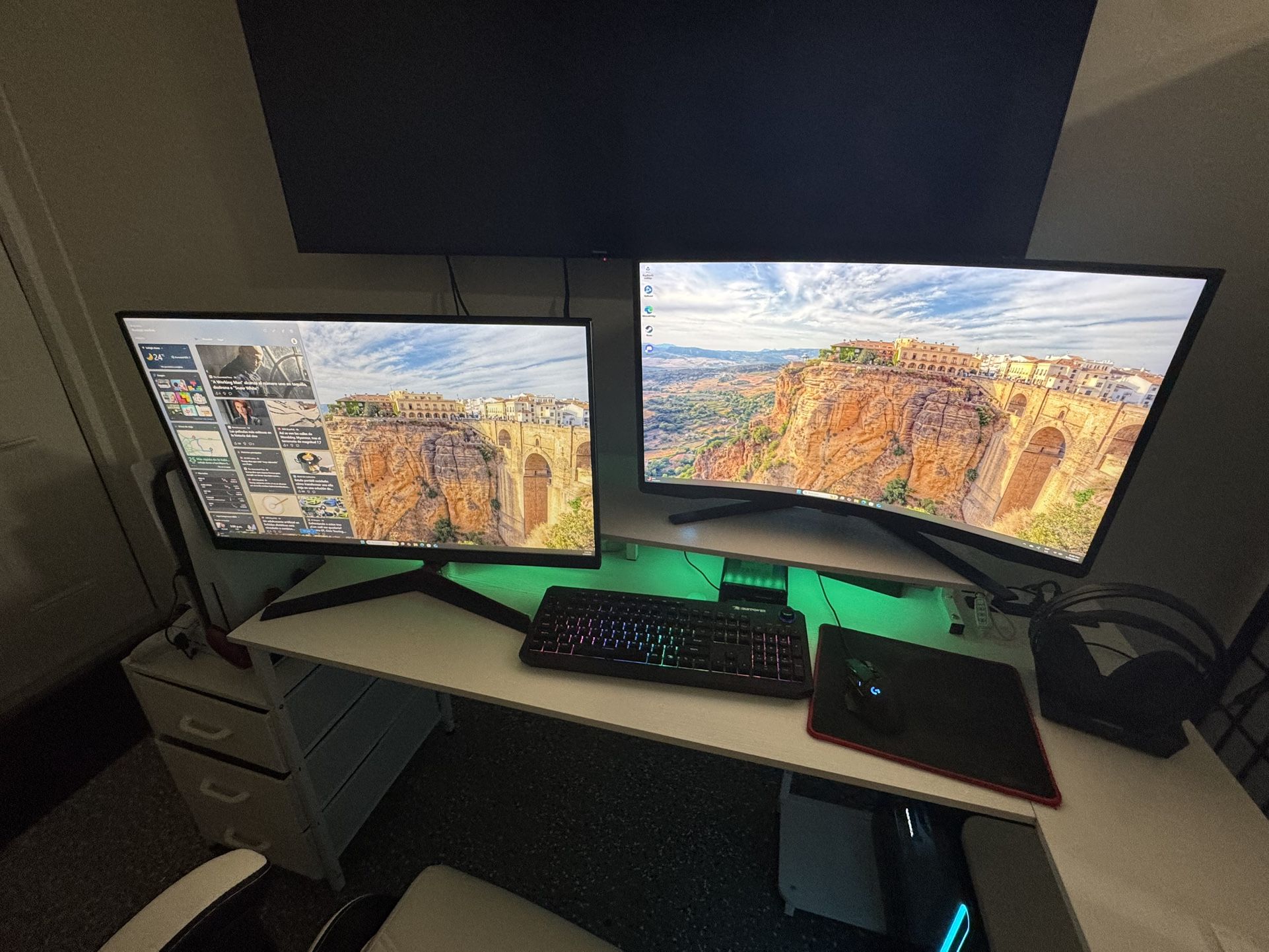 Alíen Ware, 2 Monitors, Table,gaming Chair, All Accessories