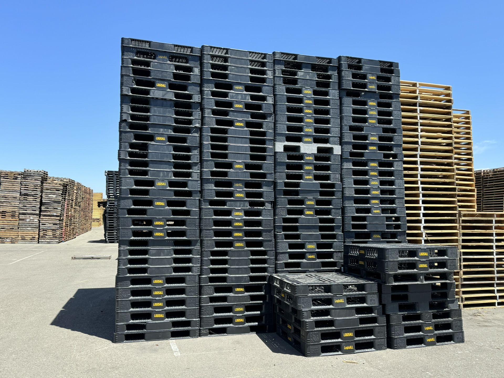 Plastic Pallets Like New for Sale in Stockton, CA - OfferUp