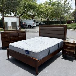 Beautiful Bedroom Set Queen Size solid wood Dark Brown Color In Excellent Condition