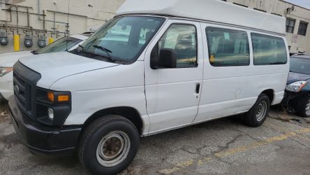 2013 Ford E350 Van w/ Wheelchair Lift V8