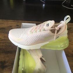 New Women’s Nike Air Max 270 size 8