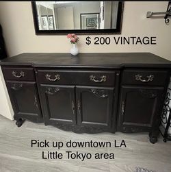 Beautiful VINTAGE real wood Credenza/ sideboard/ coffee bar/ Tv Stand 200$
