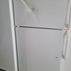 Frigidare Refrigerator Working Perfectly Fine Very Clean It has a bump, but it's just something aesthetic in the refrigerator, it works very well. I C
