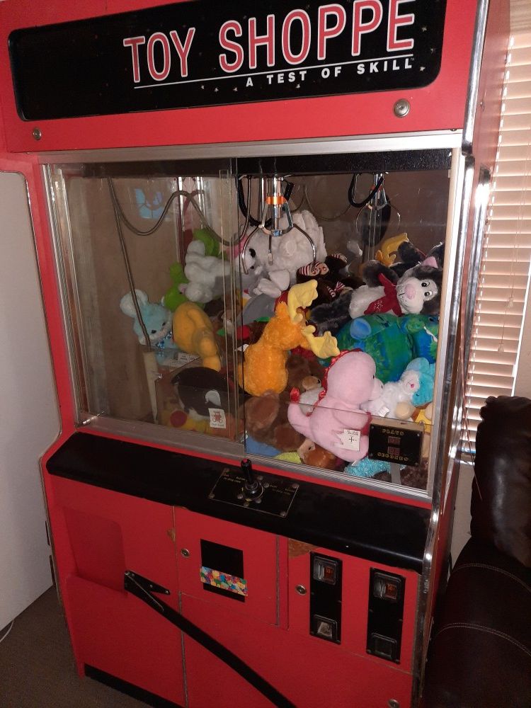 Full size claw machine