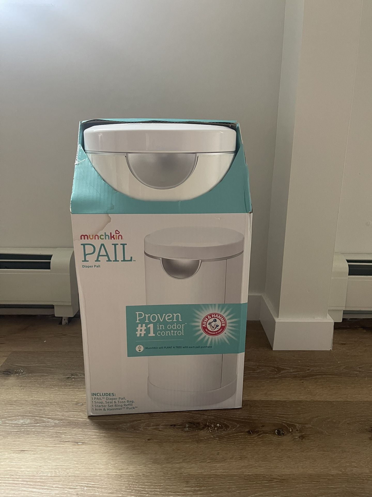Munchkin STEP Diaper Pail, Powered by Arm & Hammer