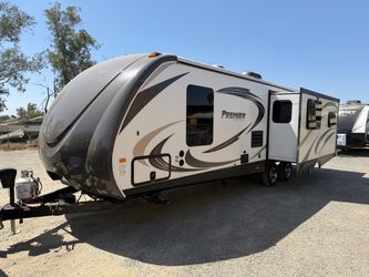 2016 keystone Premier 30Ft W/2Slides Great Shape Must See