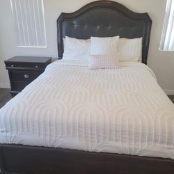 I Have A Queen Bed With A Mattress With The Box. It’s Come Three Pieces.