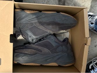 Yeezy 700 adidas size 10.5