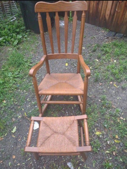 Very Nice Vintage Full Size Rush Bottom Rocking Chair And Ottoman