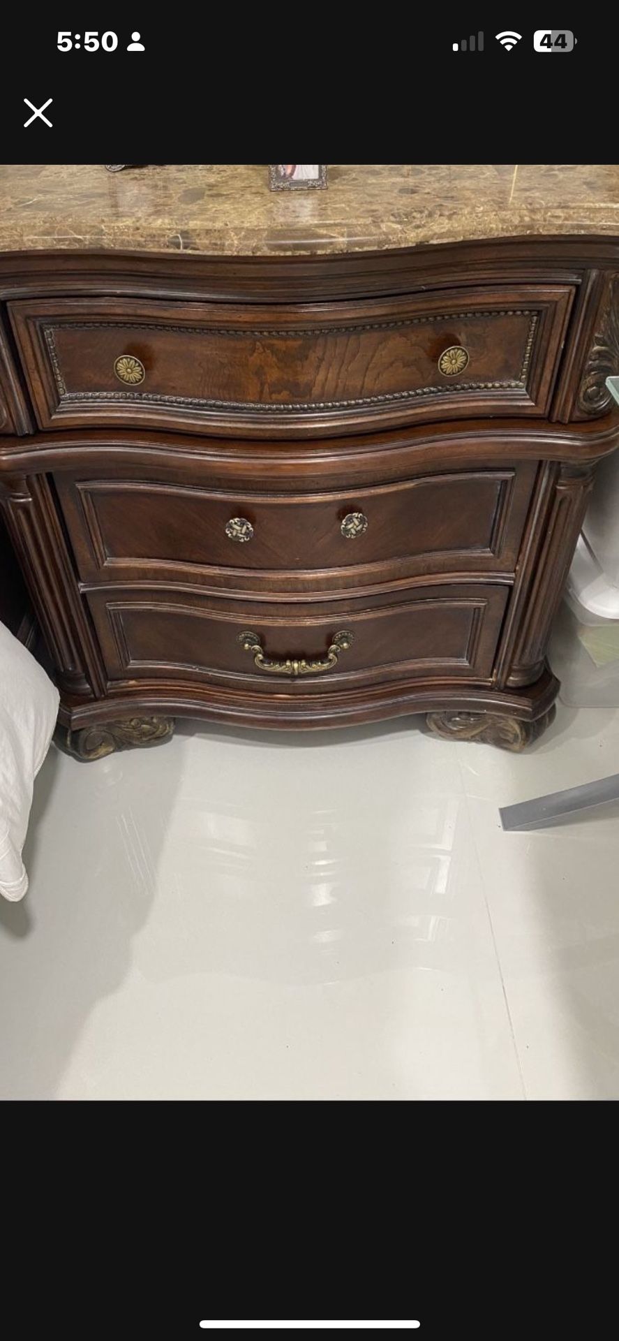 Mesa De Noche De Madera Sólida Del Dorado Con Joyero Incluido Dentro Del Compartimiento De Las Gavetas