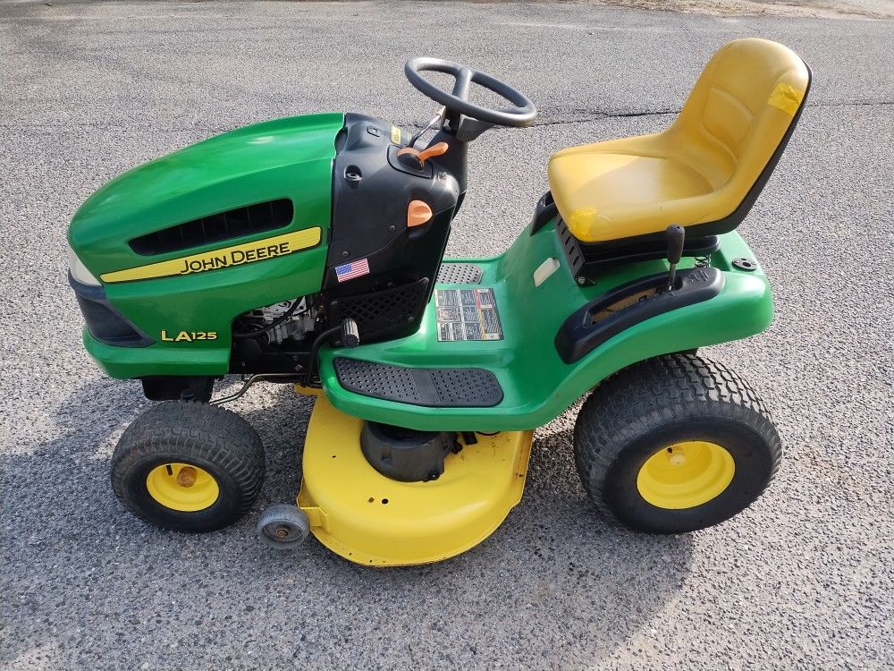 John Deere LA125 Lawn Tractor